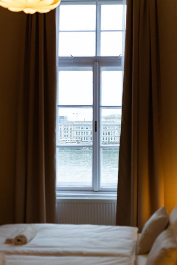 Danube Waterfront View At Chain Bridge Boedapest Buitenkant foto